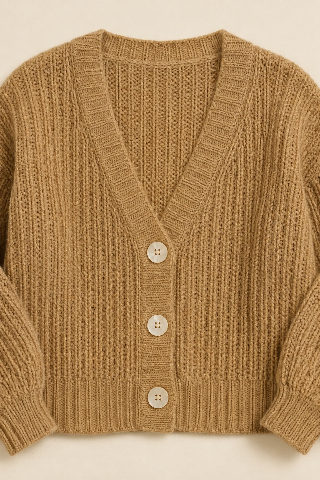 Cárdigan Lucía camel Valorenne — detalle del escote y los tres botones