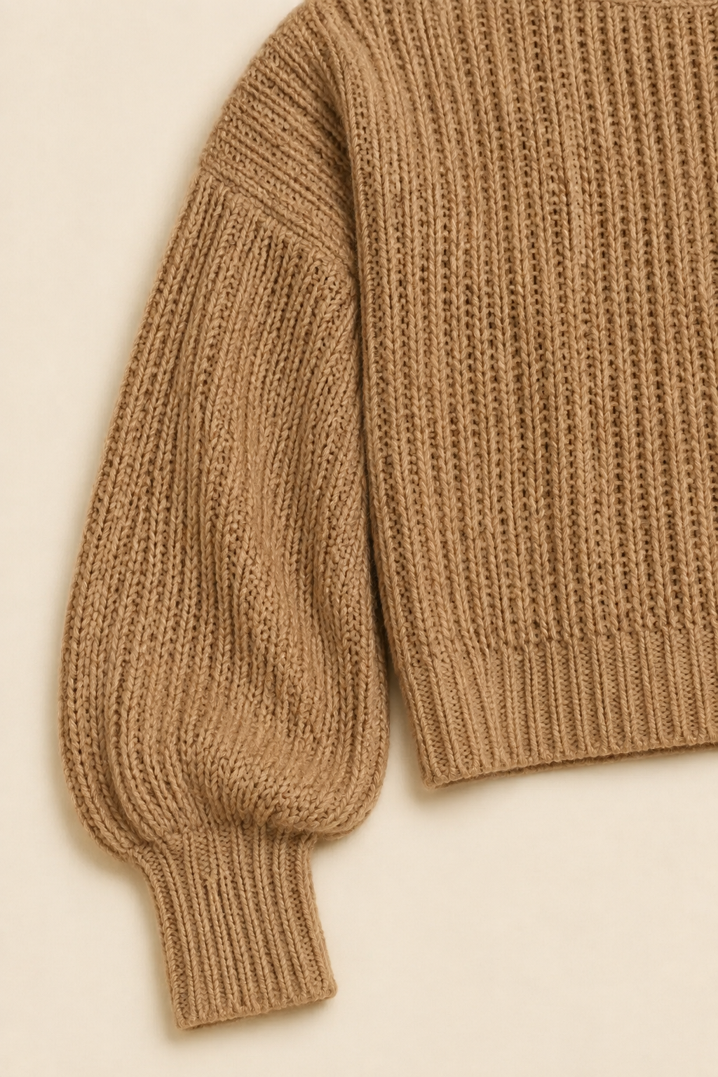 Cárdigan Lucía camel Valorenne — detalle de la manga y el bajo