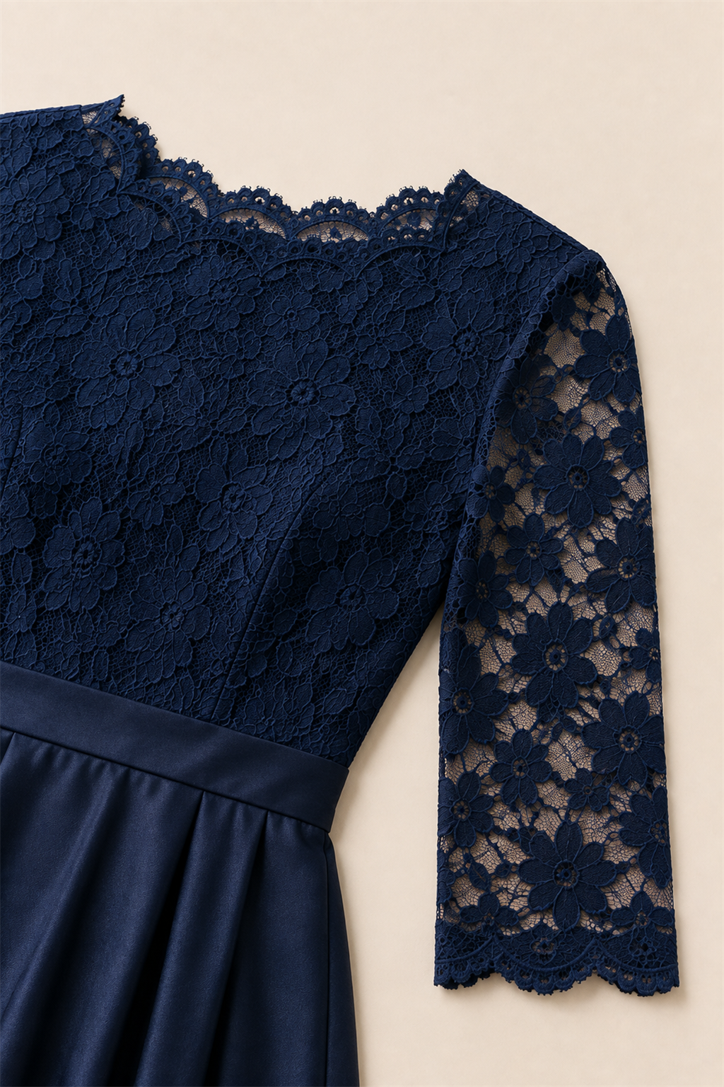Vestido de encaje azul marino Valorenne — detalle del cuerpo y la manga