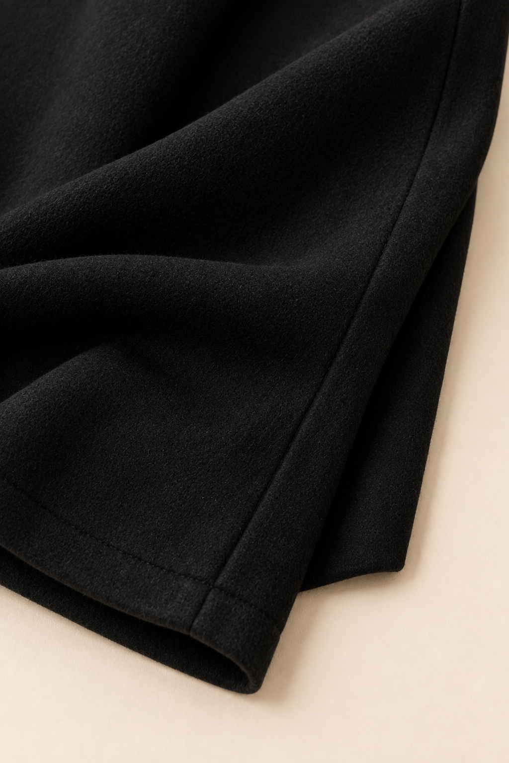 Blazer corto Inés negro Valorenne — detalle del tejido y la costura