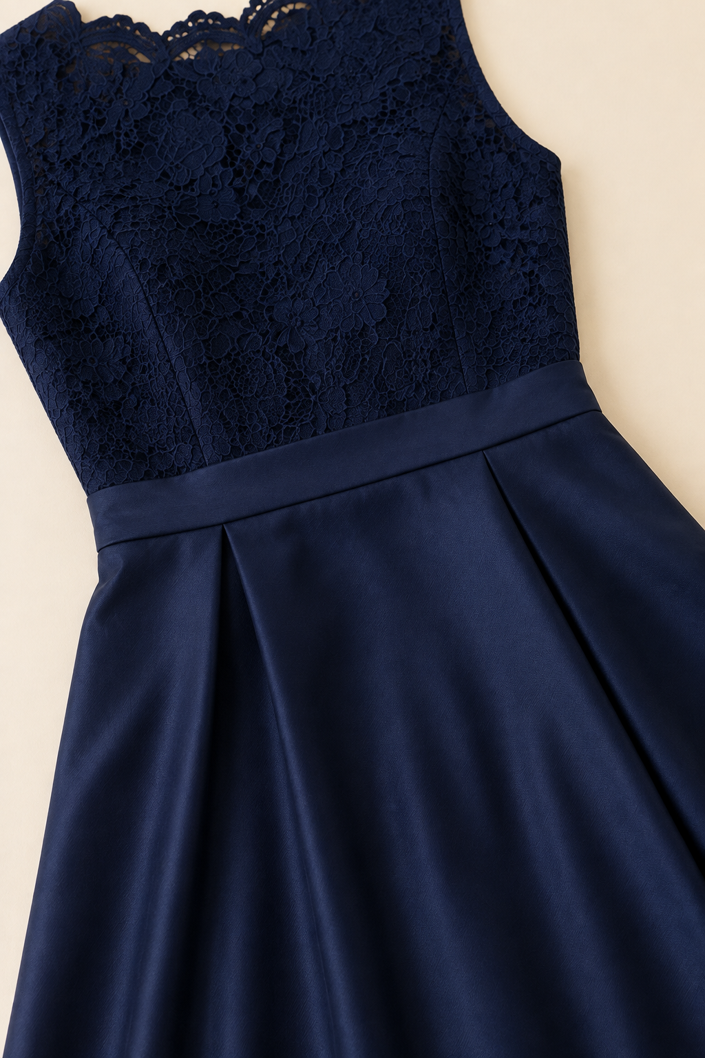 Vestido de encaje azul marino Valorenne — detalle de cintura y falda