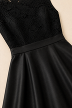 Vestido de encaje negro Valorenne — detalle de cintura y falda