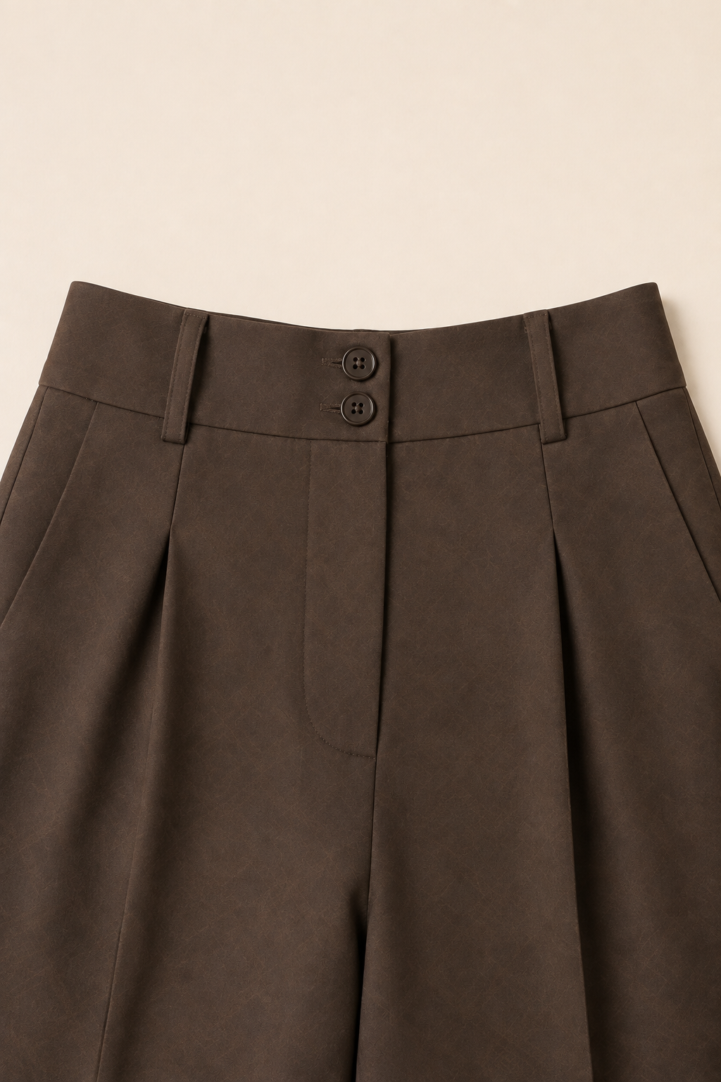 Pantalón ancho café Valorenne — detalle de cintura y doble botón