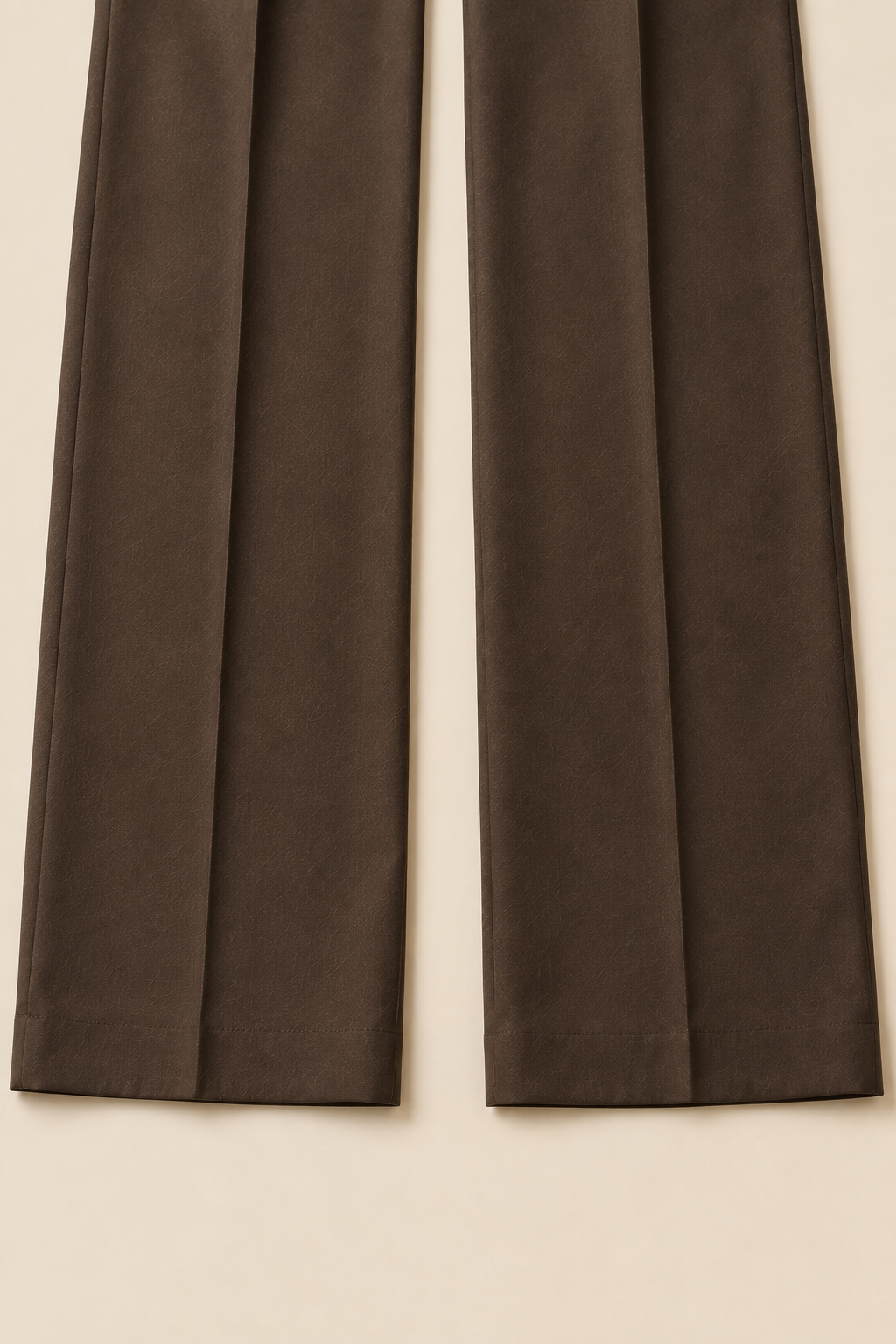 Pantalón ancho café Valorenne — detalle de pierna y bajo