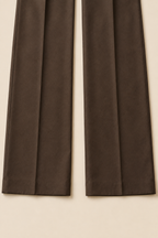 Pantalón ancho café Valorenne — detalle de pierna y bajo