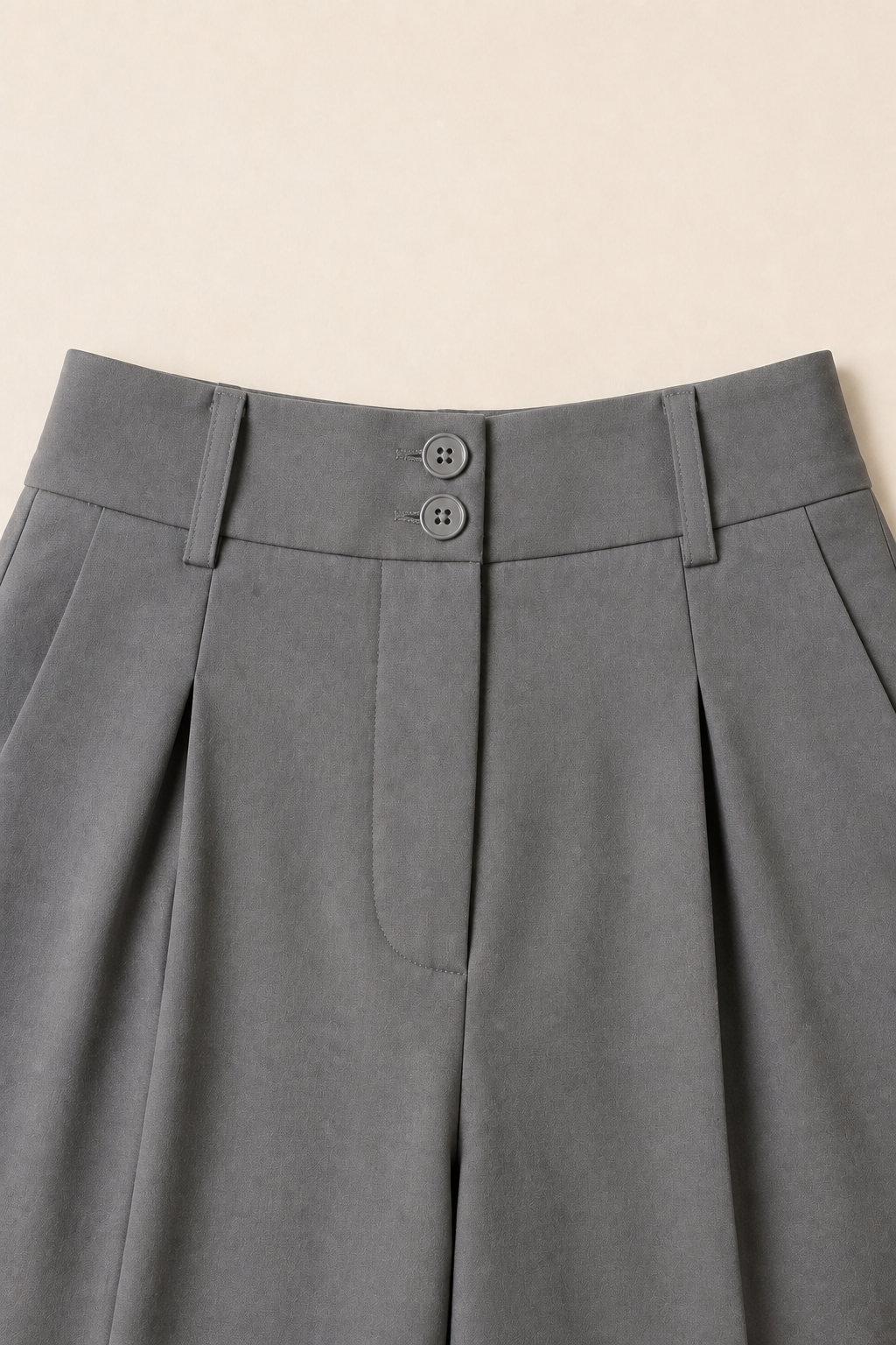 Pantalón ancho gris Valorenne — detalle de cintura y doble botón