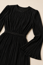 Vestido plisado negro Valorenne — detalle de cintura y pliegues
