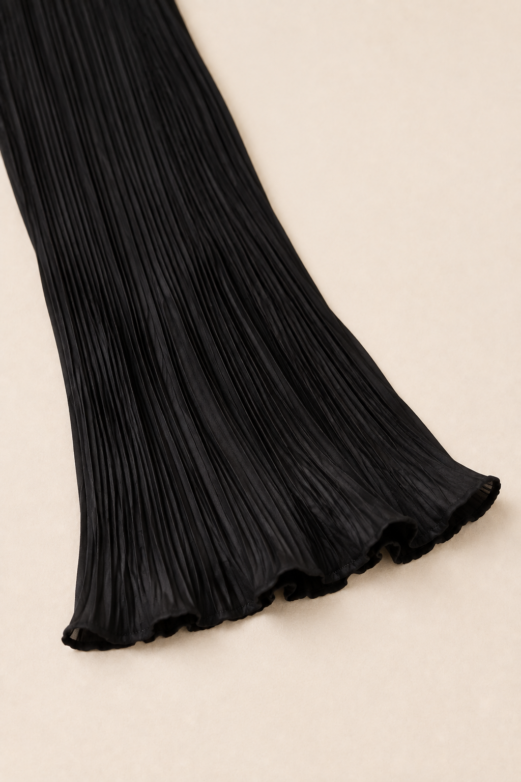 Vestido plisado negro Valorenne — detalle de manga campana
