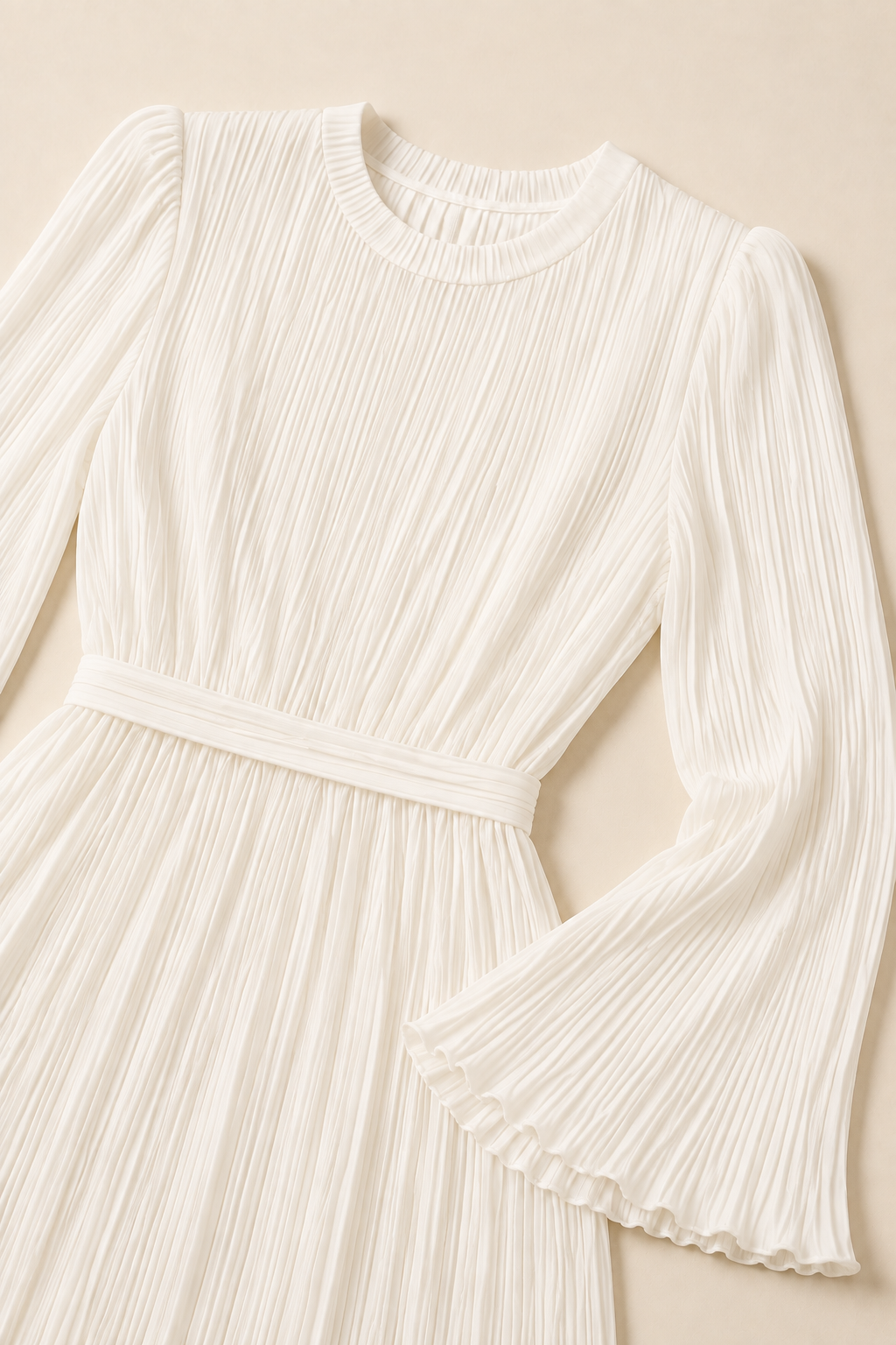 Vestido plisado blanco Valorenne — detalle de cintura y pliegues