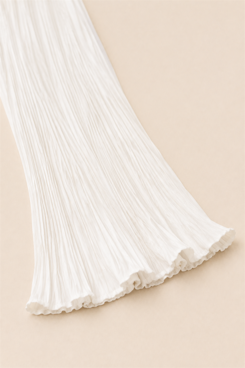 Vestido plisado blanco Valorenne — detalle de manga campana