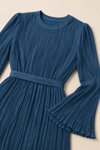 Vestido plisado azul mar Valorenne — detalle de cintura y pliegues