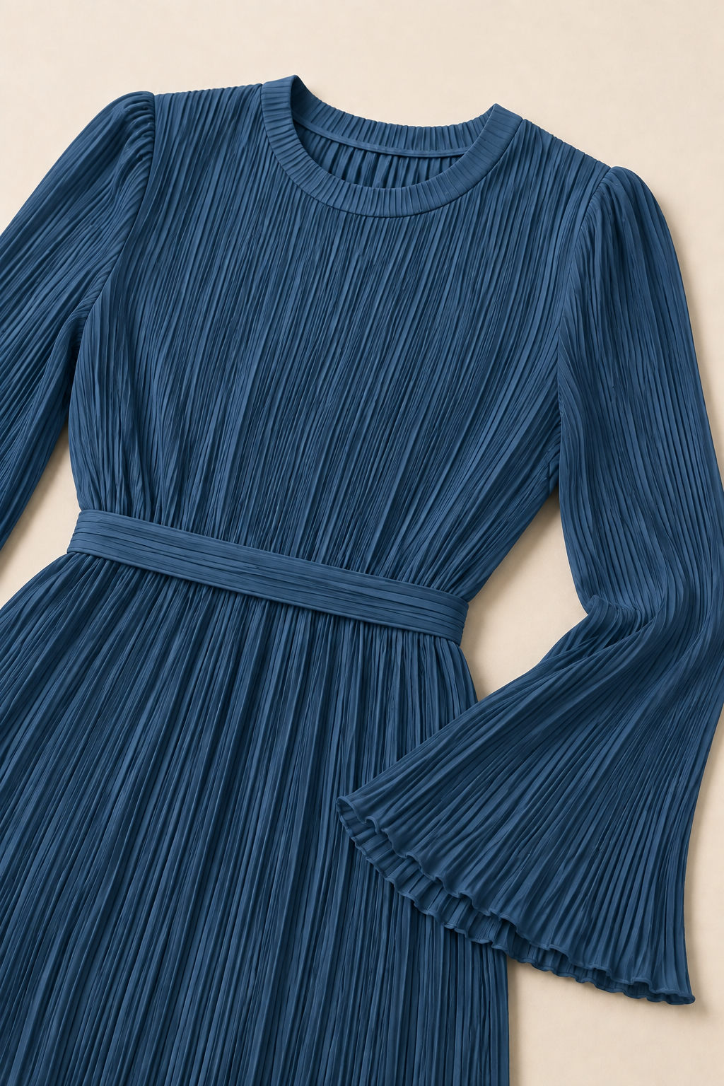 Vestido plisado azul mar Valorenne — detalle de cintura y pliegues