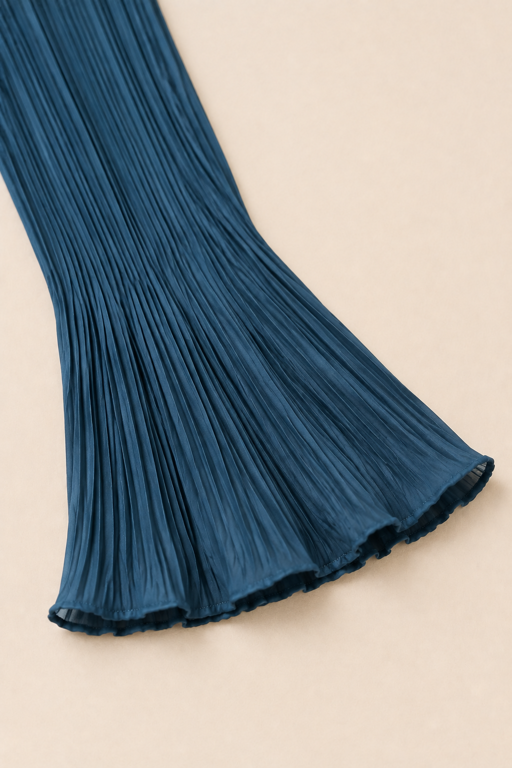 Vestido plisado azul mar Valorenne — detalle de manga campana