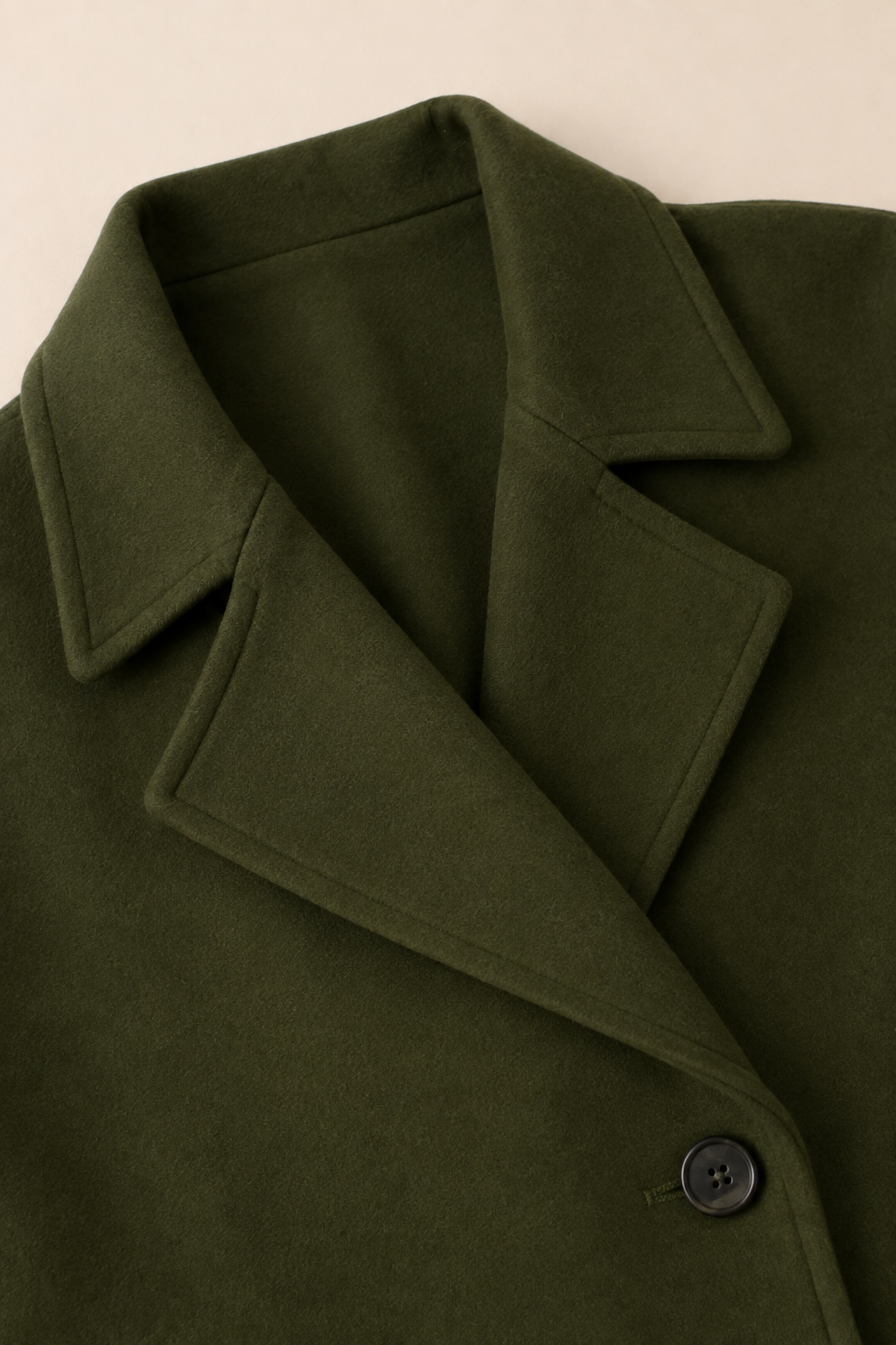 Blazer corto Inés verde militar Valorenne — detalle de la solapa y el botón