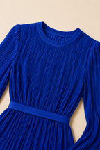 Vestido plisado azul real Valorenne — detalle de cintura y pliegues