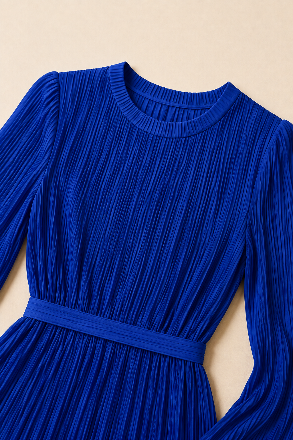 Vestido plisado azul real Valorenne — detalle de cintura y pliegues