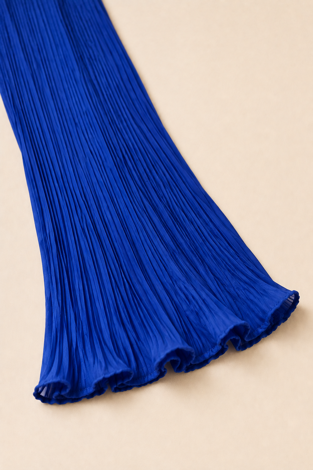 Vestido plisado azul real Valorenne — detalle de manga campana
