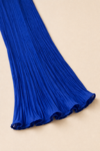 Vestido plisado azul real Valorenne — detalle de manga campana