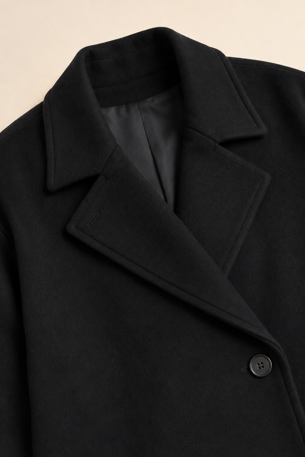 Blazer corto Inés negro Valorenne — detalle de la solapa y el botón