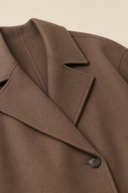 Blazer corto Inés marrón Valorenne — detalle de la solapa y el botón