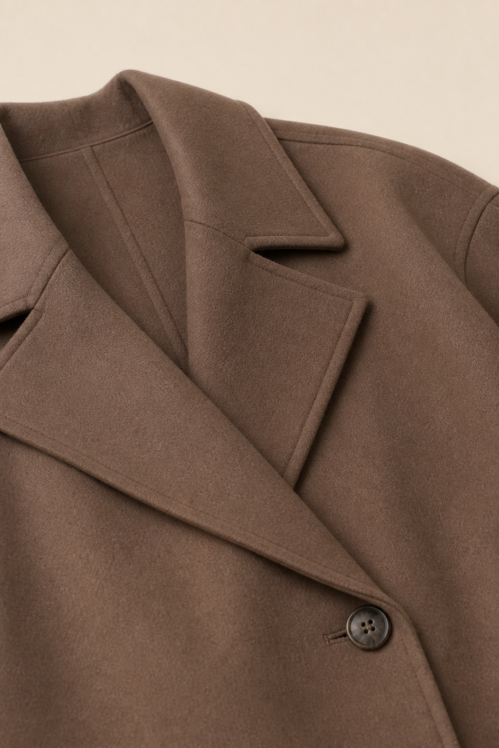 Blazer corto Inés marrón Valorenne — detalle de la solapa y el botón