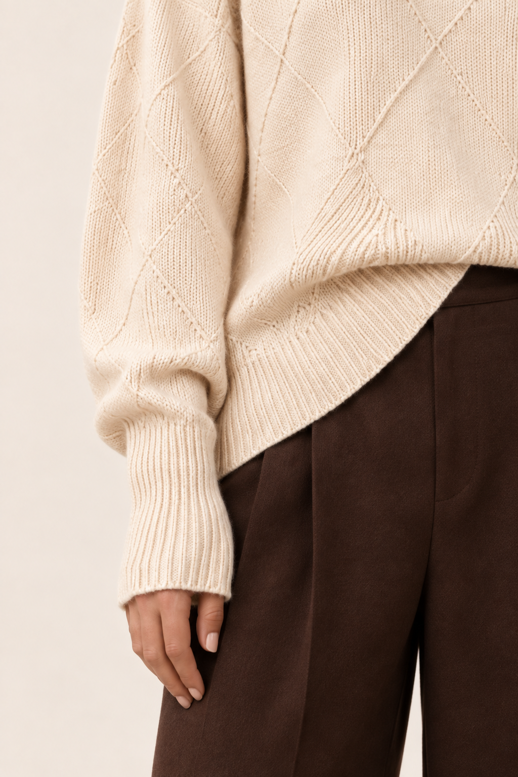Jersey Alma Beige, detalle de tejido y puño
