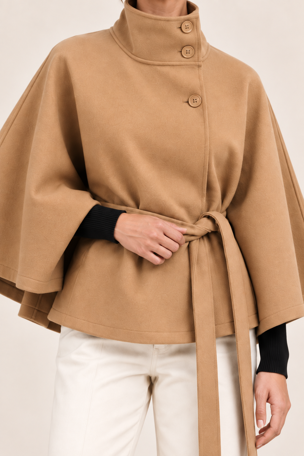 Capa de cuello alto y cinturón Valorenne en camel, detalle del cuello, los botones y el cinturón