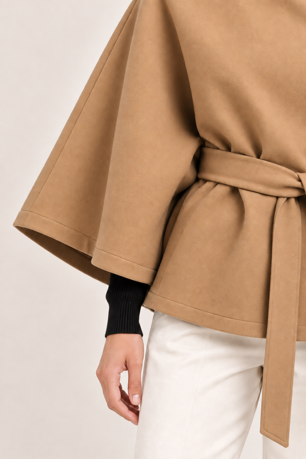 Capa de cuello alto y cinturón Valorenne en camel, detalle de la manga, el dobladillo y el cinturón