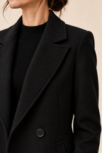 Abrigo blazer negro estructurado Valorenne — detalle realista de la solapa y el botón