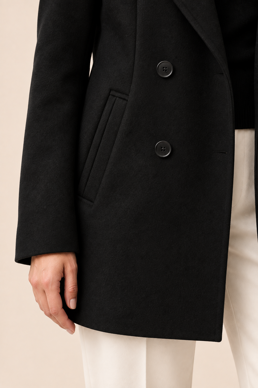 Abrigo blazer negro estructurado Valorenne — detalle realista del bolsillo y el tejido