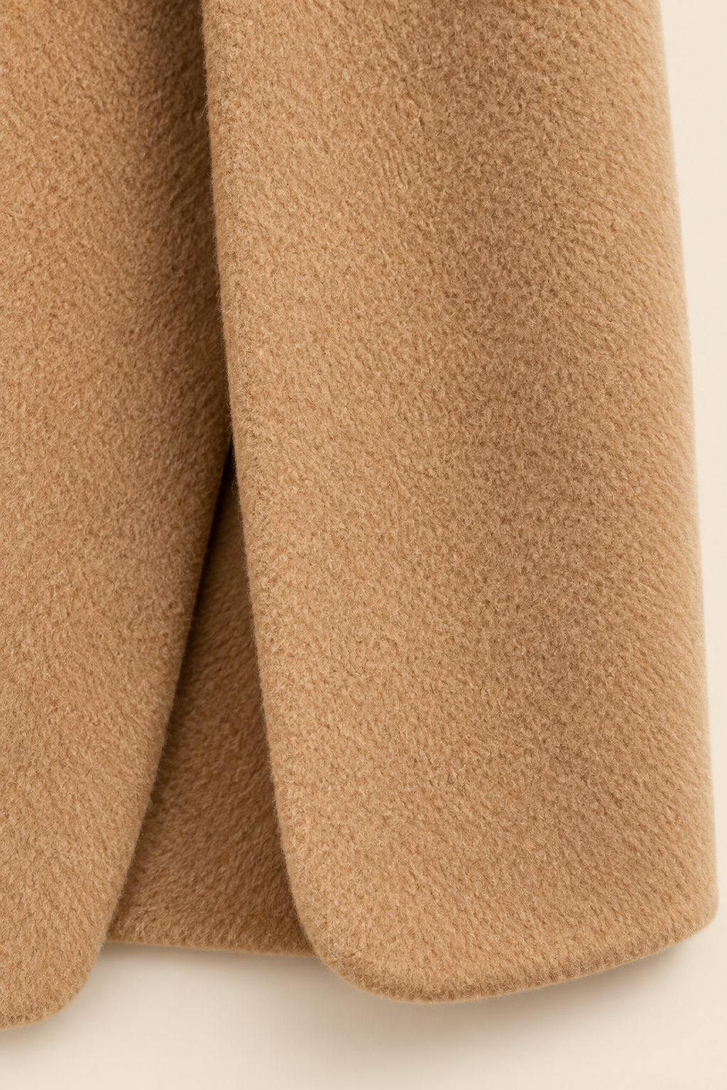 Americana texturizada Camel, detalle tejido dobladillo