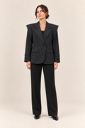 Blazer de raya diplomática en negro y gris, vista frontal de estudio