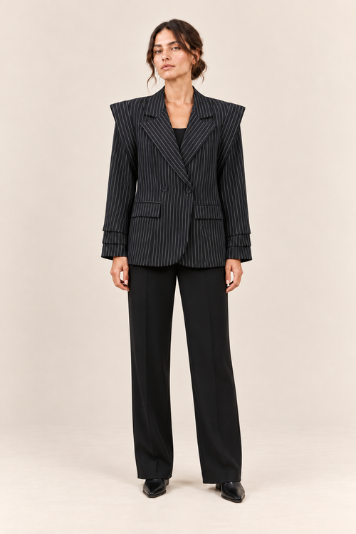 Blazer de raya diplomática en negro y gris, vista frontal de estudio