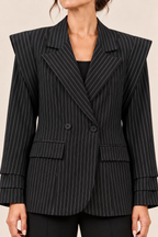 Blazer de raya diplomática en negro y gris, detalle de solapas, botones y bolsillos