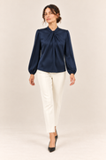 Blusa satinada con cuello fruncido en azul marino, vista frontal