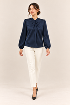 Blusa satinada con cuello fruncido en azul marino, vista frontal