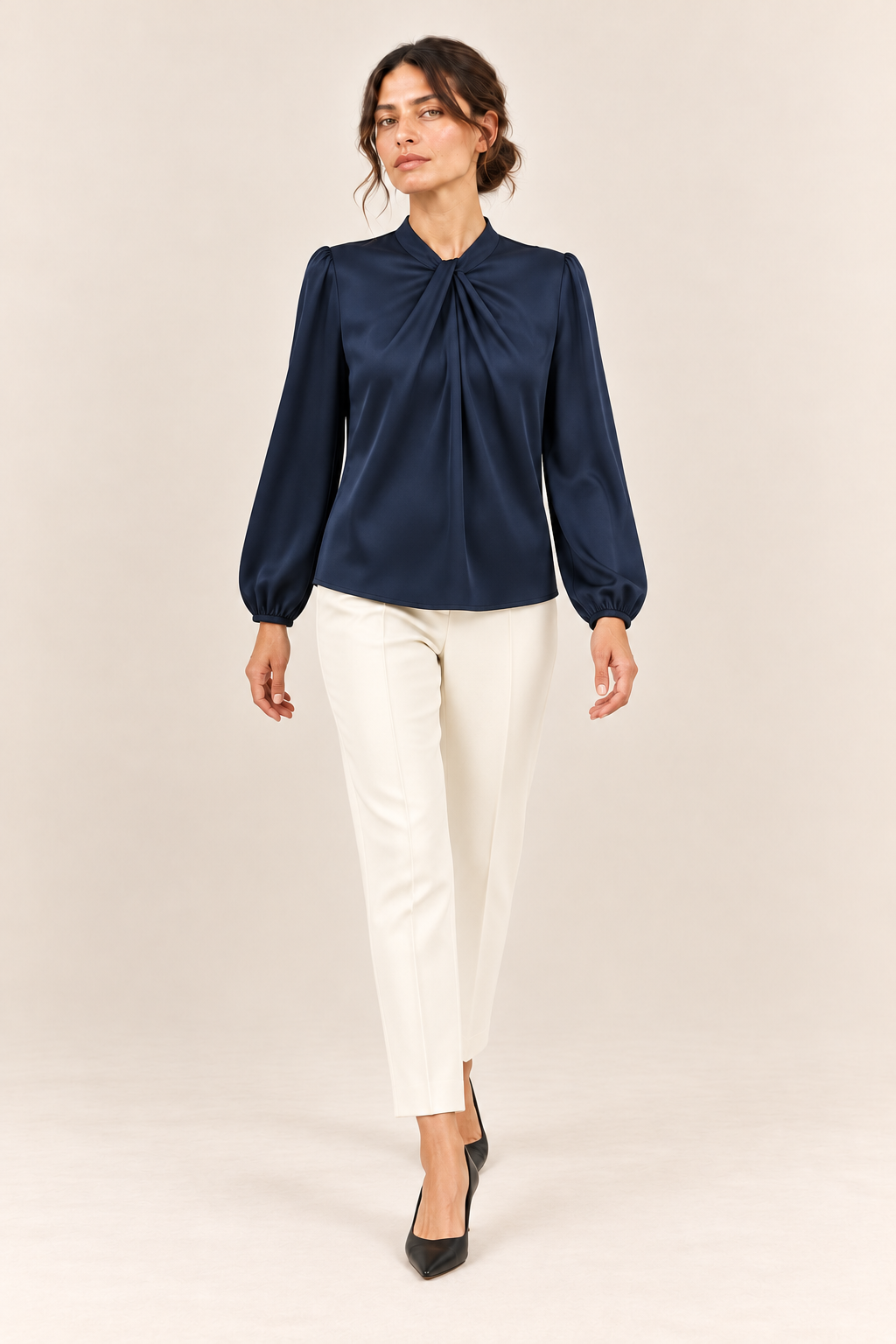 Blusa satinada con cuello fruncido en azul marino, vista frontal