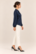 Blusa satinada en azul marino, vista lateral