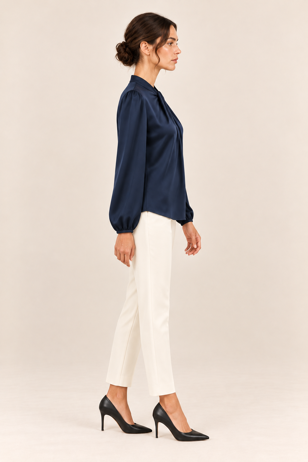 Blusa satinada en azul marino, vista lateral
