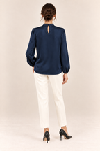 Blusa satinada en azul marino, vista trasera