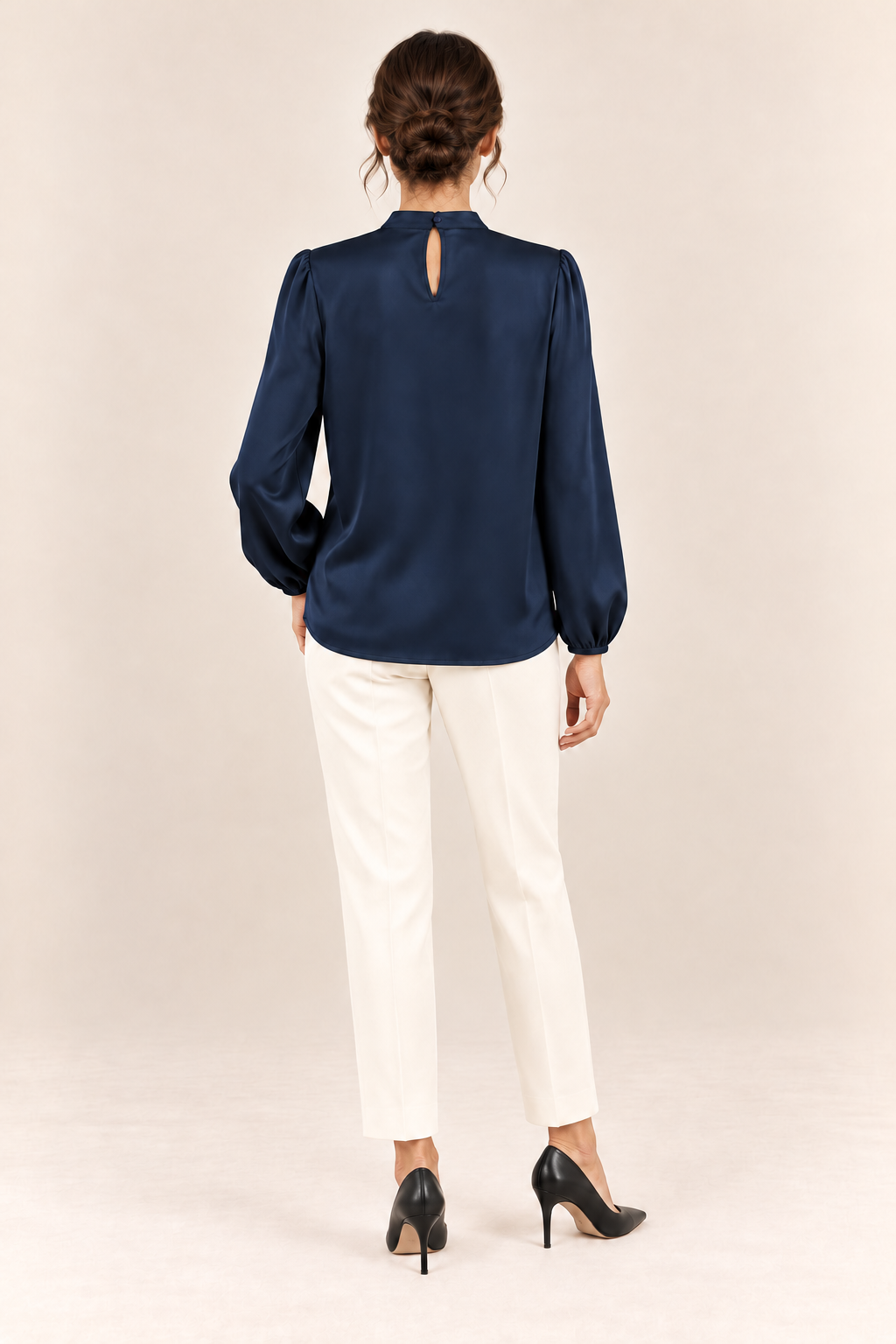 Blusa satinada en azul marino, vista trasera