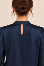 Blusa satinada en azul marino, detalle de la abertura trasera
