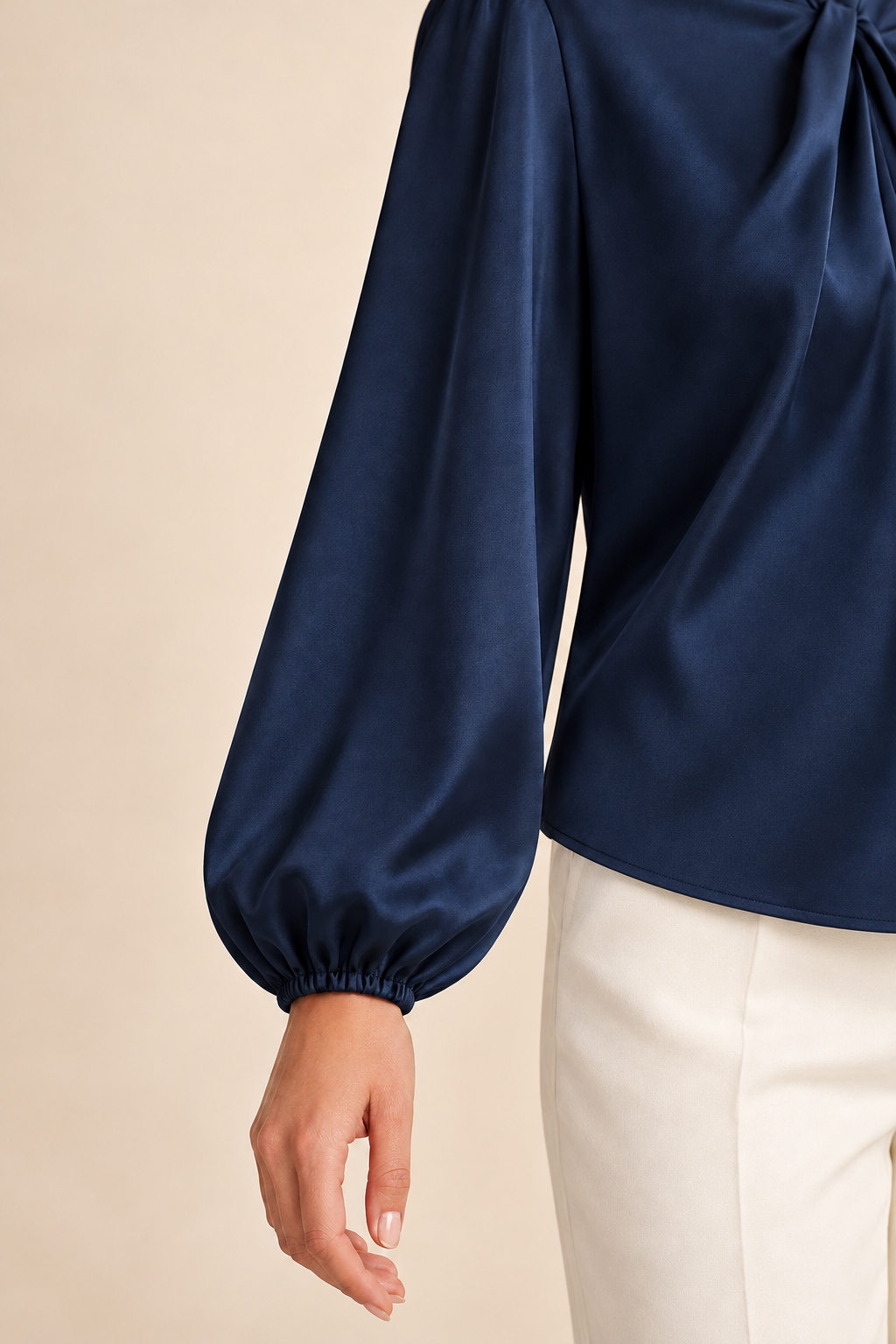Blusa satinada en azul marino, detalle de la manga