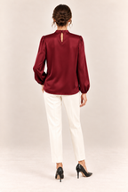 Blusa satinada en burdeos, vista trasera