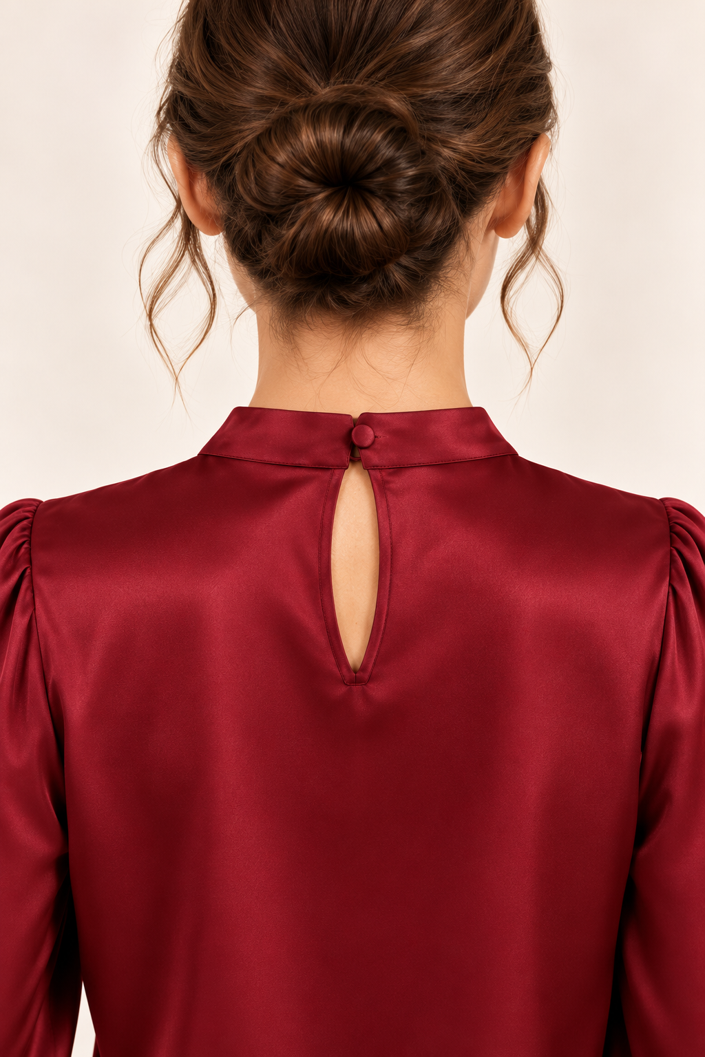Blusa satinada en burdeos, detalle de la abertura trasera