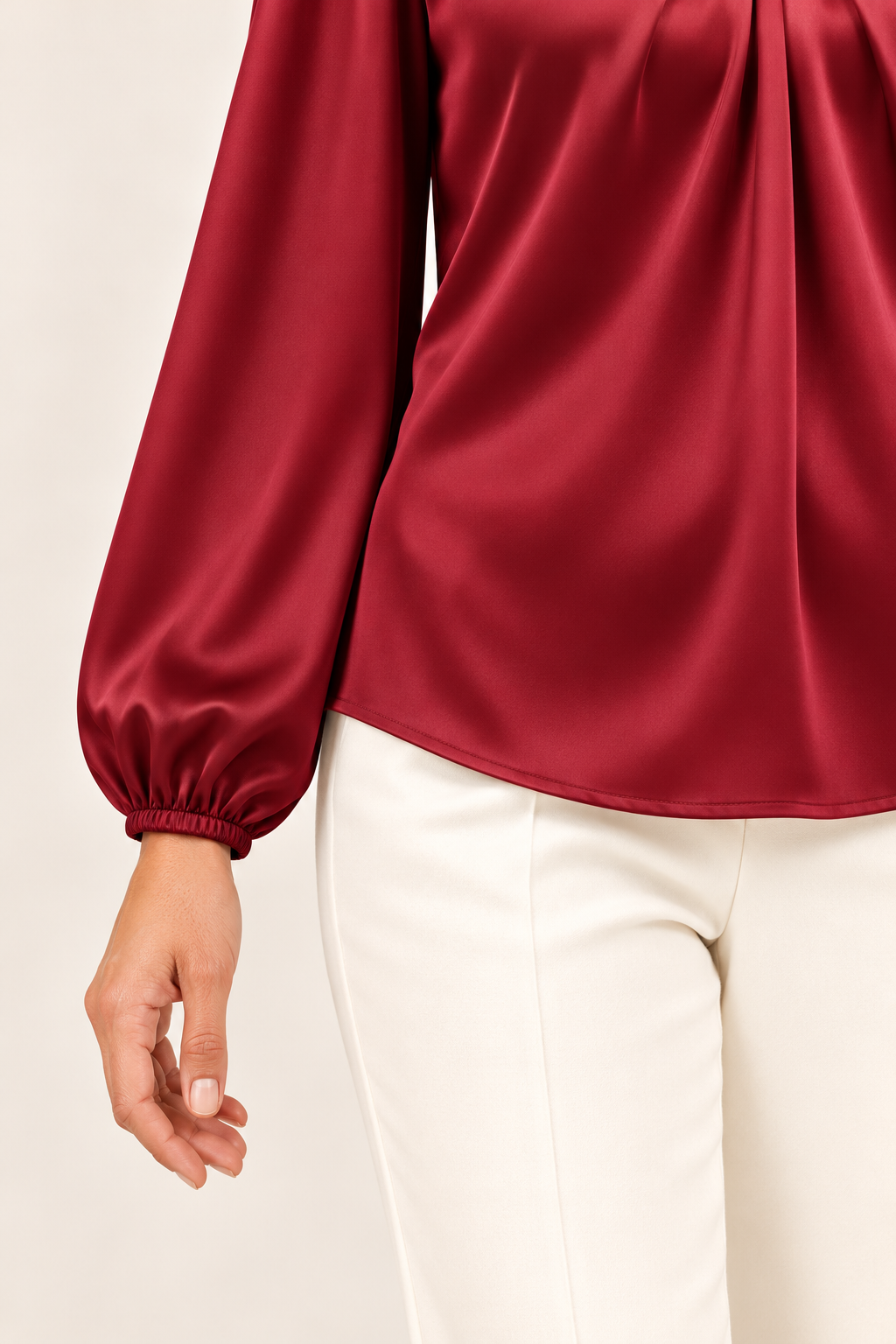 Blusa satinada en burdeos, detalle de la manga