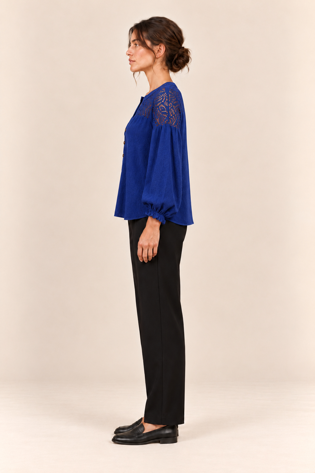 Blusa con canesú de encaje en azul marino, vista lateral