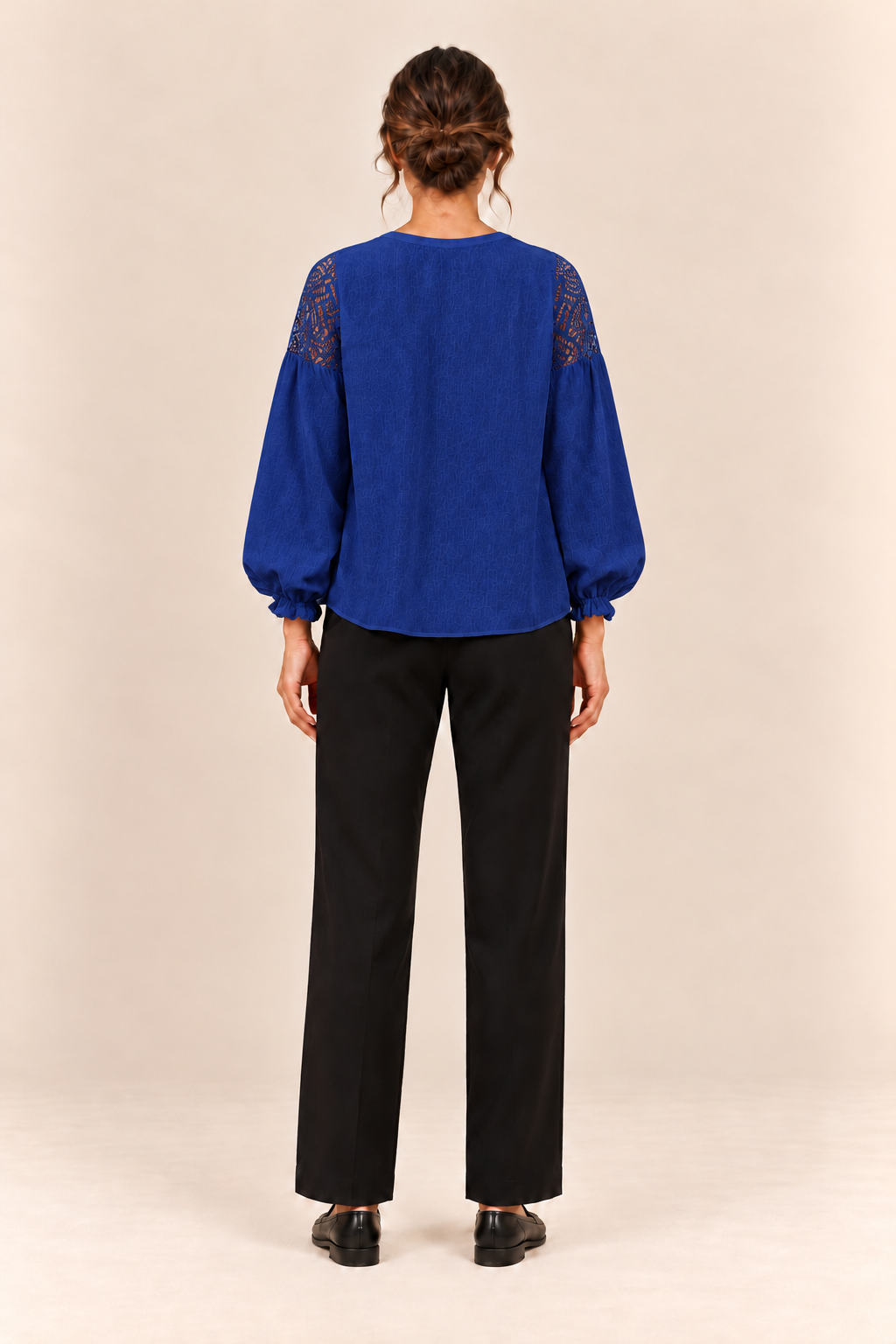Blusa con canesú de encaje en azul marino, vista trasera