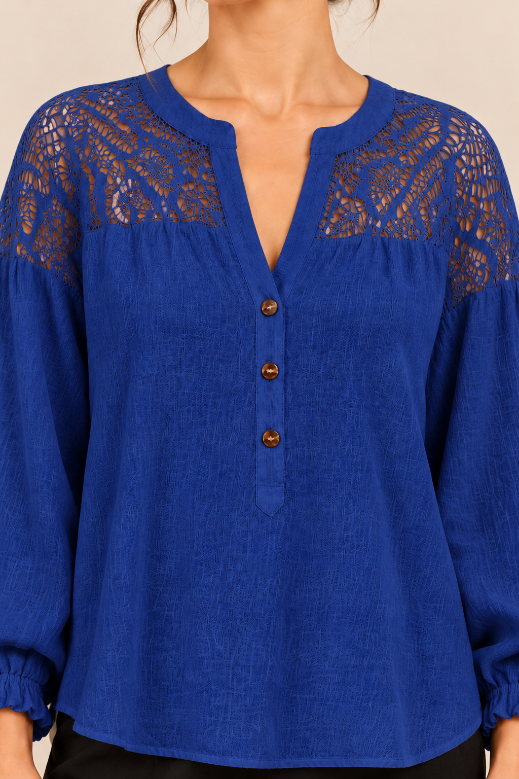 Blusa con canesú de encaje en azul marino, detalle del cuello y los botones