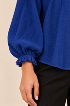 Blusa con canesú de encaje en azul marino, detalle de la manga y el puño